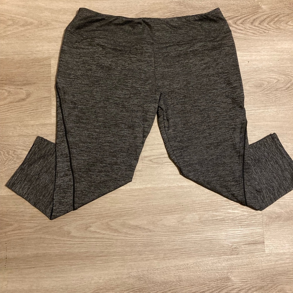 Vera Wang Capri Leggings - Picture 3 of 5
